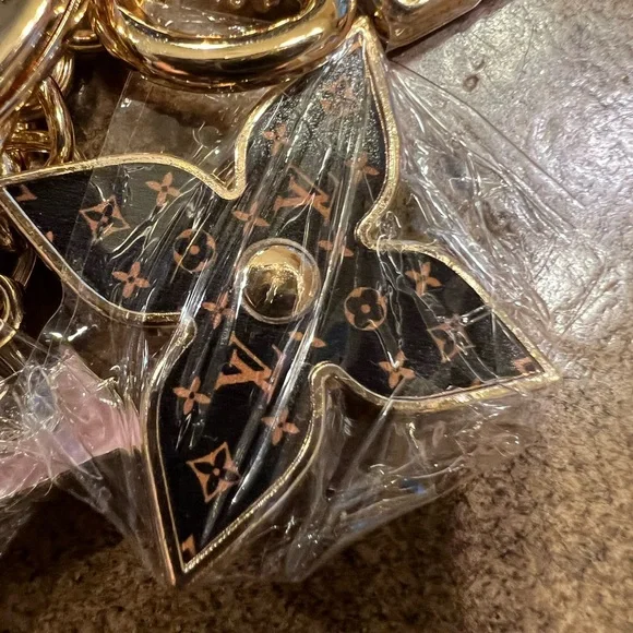 Louis Vuitton Pink and Gold Monogram Key Holder - Picture 4 of 5